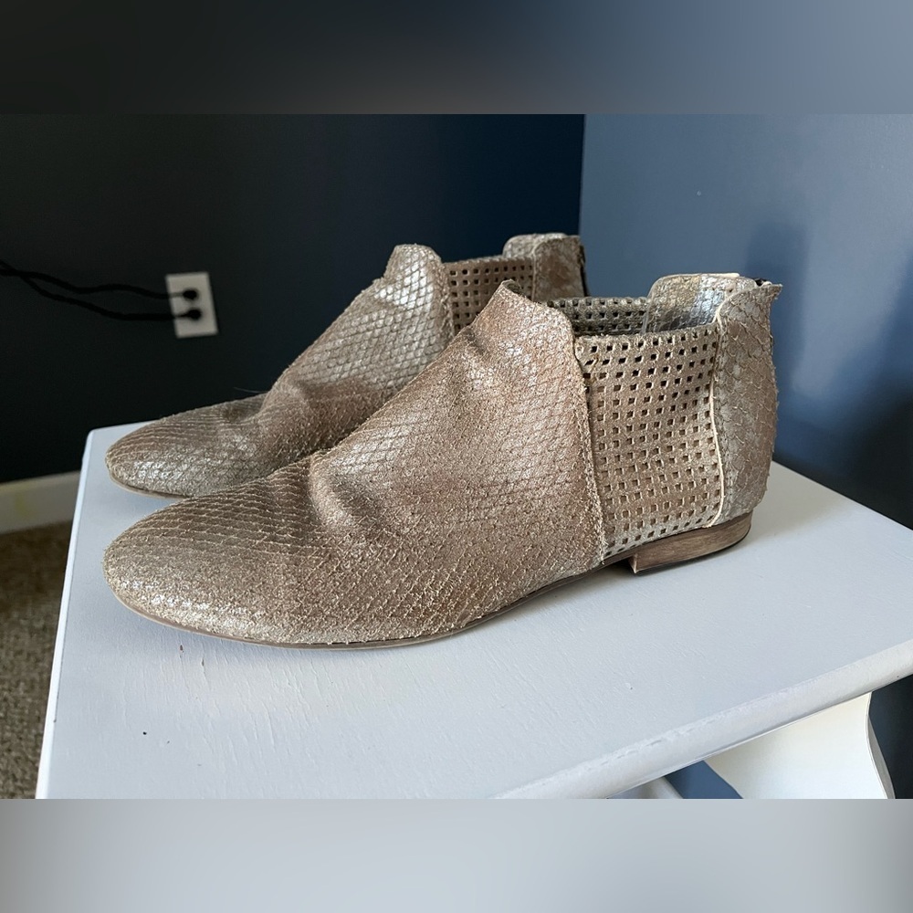 Free People Clean Slate Perforated Metallic Tan Leather Ankle Booties Sz 40 GUC